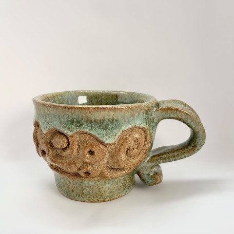 Taza pasta café verde musgo labrado exterior pasta expuesta